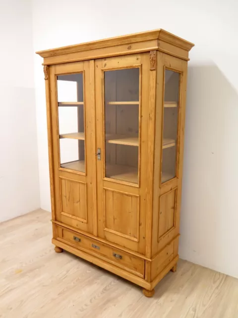 traumhafte Jugendstil Vitrine, seitlich verglast in Weichholz, Bücherschrank