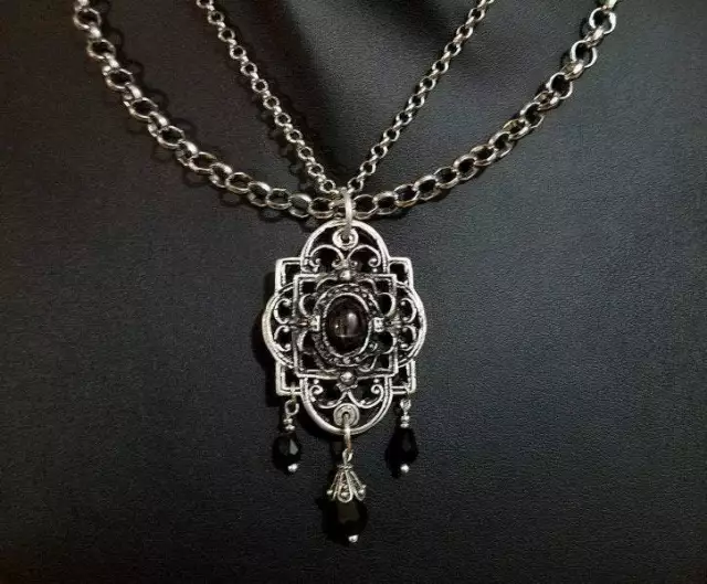 Beautiful Victorian style sterling silver pendant with black star sapphire