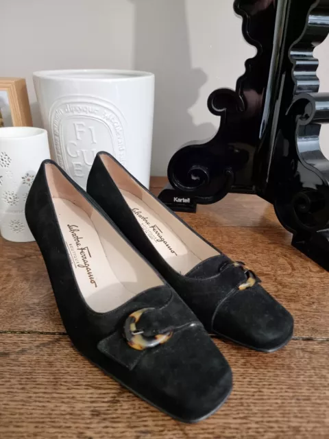 Salvatore Ferragamo : Superbe  Paire D 'Escarpins Neuf Boucle Ecaille Daim Noir