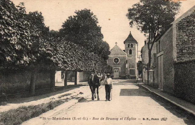 CPA 94 - MANDRES (Val de M.) - 24. Rue de Brunoy et l'Eglise (animée, cheval)