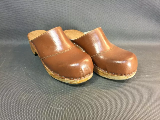 Ancienne paire de sabots en bois et cuir vintage chaussure d'époque paysan