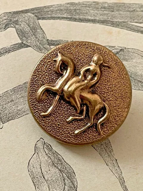 Grand bouton ancien en métal doré Cavalier stylisé - French button 3,2 cm