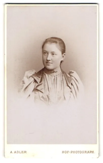 Fotografie A. Adler, Dresden, Junge Frau in Trachtenkleid mit zurückgebundener