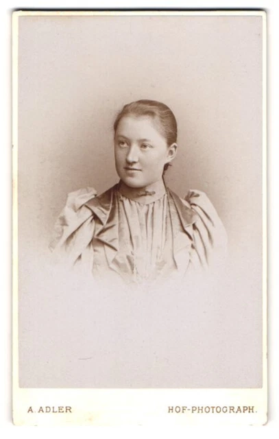 Fotografie A. Adler, Dresden, Junge Frau in Trachtenkleid mit zurückgebundener