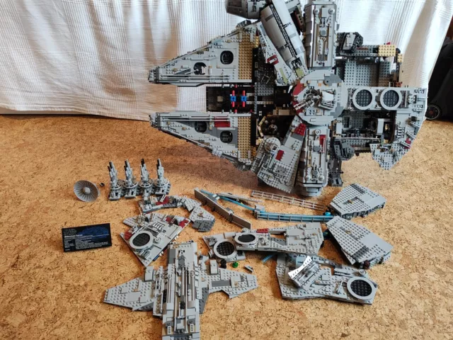 Lepin 05132: Millennium Falcon UCS mit Ständer