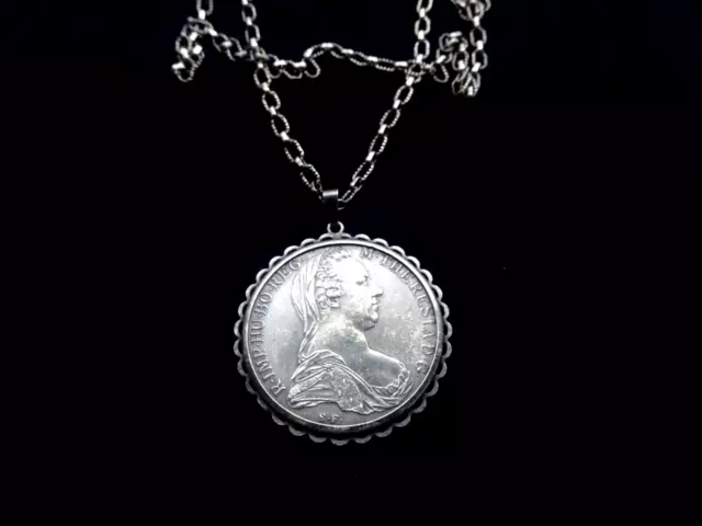 Antikes Medaillon Silbertaler Maria Theresia Taler mit Kette Silber 835 um 1900 2