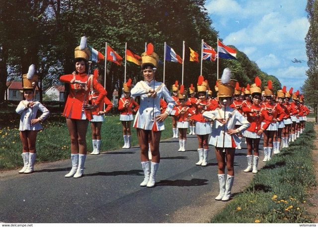S7377 cpm 58 Decize - les Majorettes Decizoises
