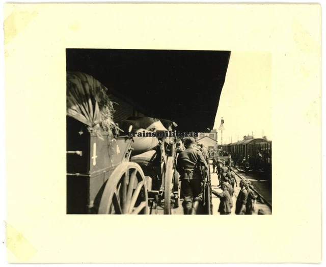 Orig. Foto Wagen mit 335.ID Wappen am Bahnhof in Frankreich 1941 Zug Eisenbahn