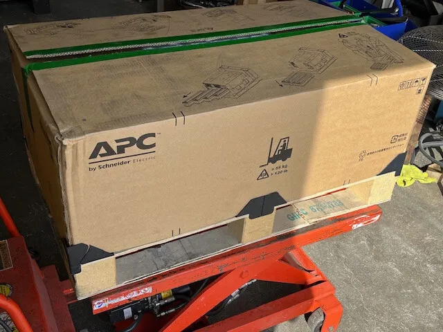 NEW APC SRT10KRMXLT Schneider UPS SRT 10kva 10000VA RM 208V Battery back up