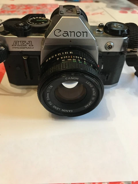 Très bel ensemble appareil photo argentique Canon AE-1 avec objectif 1,8/50mm + flash – mousses neuves – très bon état - Photo, audio & vidéo