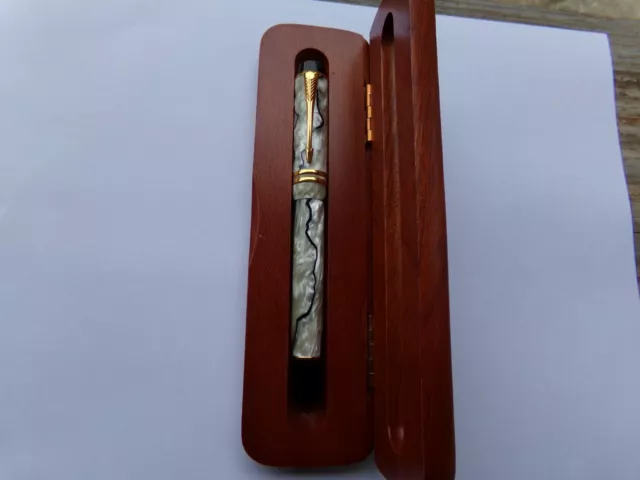 PARKER Duofold CENTENNIAL Pearl and Black Fountain Pen 18K  nib