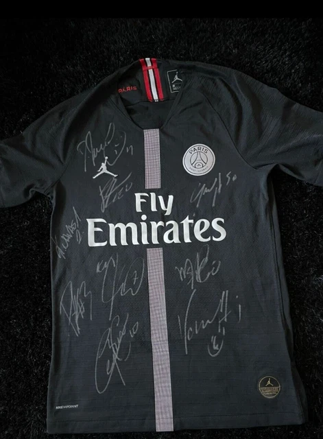 Maillot du Paris Saint Germain 2023 signé par Kylian Mbappé et encadré
