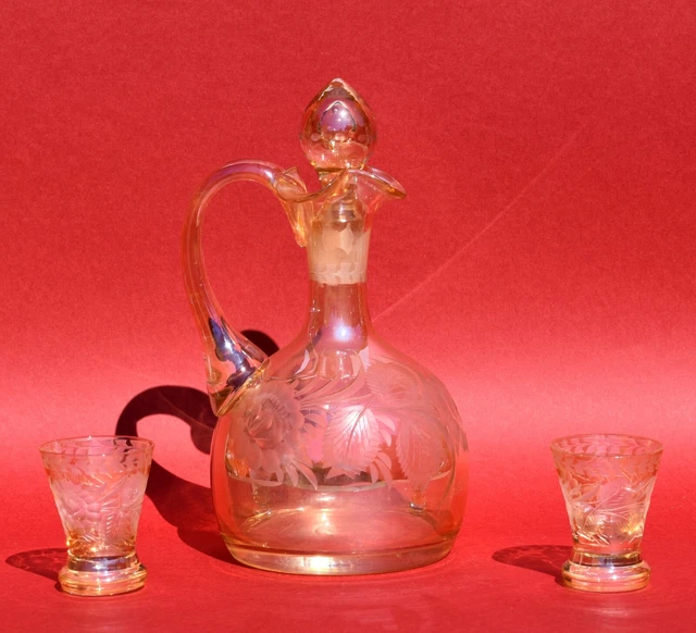 Ancienne carafe en verre taillé à reflets jaunes avec 2 verres