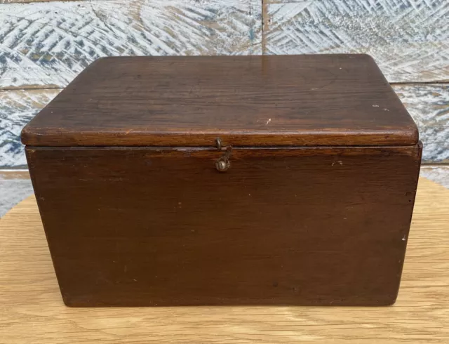 Antigua herramienta pequeña de trabajo de madera de roble/caja de coser con captura y bisagra rotas
