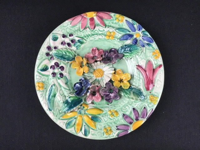 Ancienne Assiette En Barbotine - Décor De Fleurs, Vintage