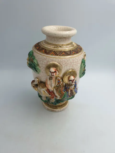 Vase vintage japonais Moriage Satsuma en relief céramique divinités peintes à la main perles