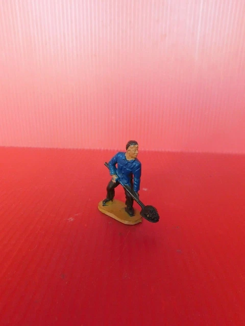 Figurine Starlux 35 Mm – Garagiste Gonflant Un Pneu – Modèle Peint à La Main – Occasion Rétro