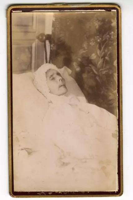 Cdv - Marin - Portrait post mortem d'une femme. Ca. 1890.