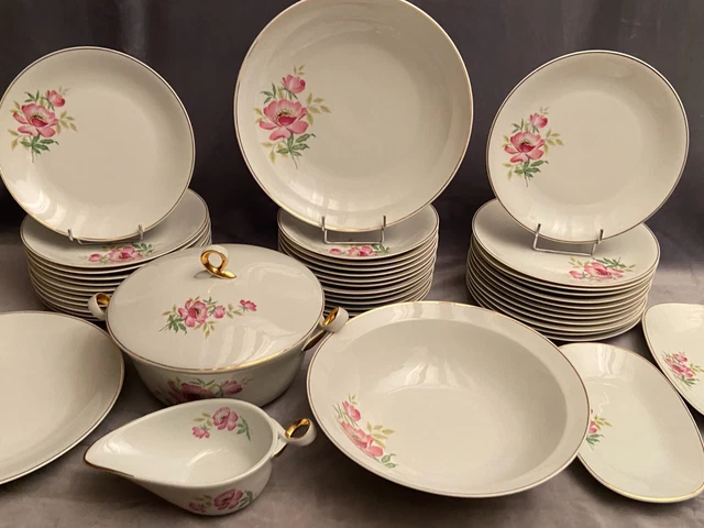 Service de table en porcelaine de Limoges à décor floral
