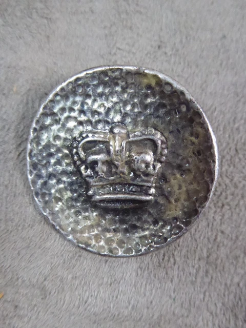 BEAU BOUTON ancien, en métal, à décor de COURONNE.
