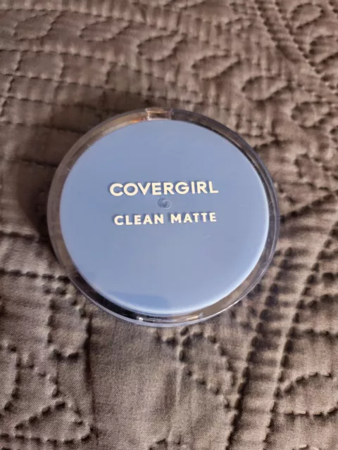 NEW Covergirl Clean Matte Pressed Powder Oil Control  Medium Light