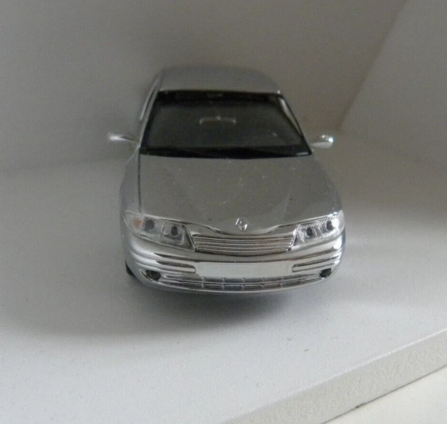 1/43 RENAULT LAGUNA  Chrome / argenté UNIVERSAL HOBBIES