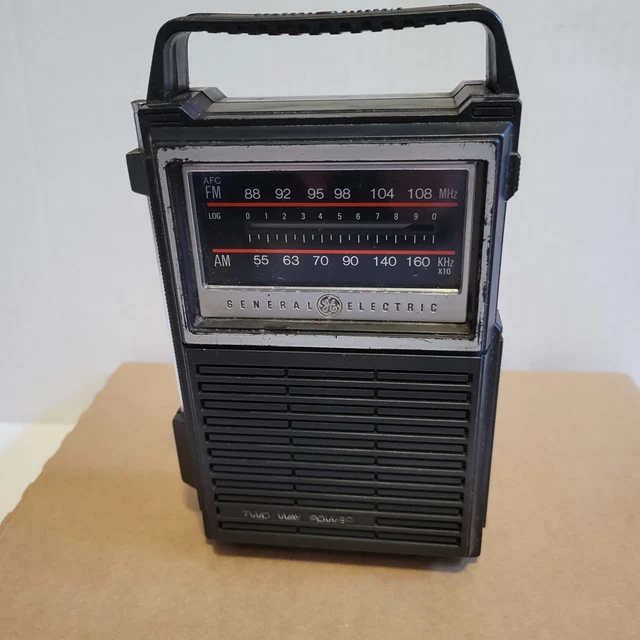 VINTAGE GENERAL ELECTRIC GE Portable AM/FM Radio Two Way Power Model 7