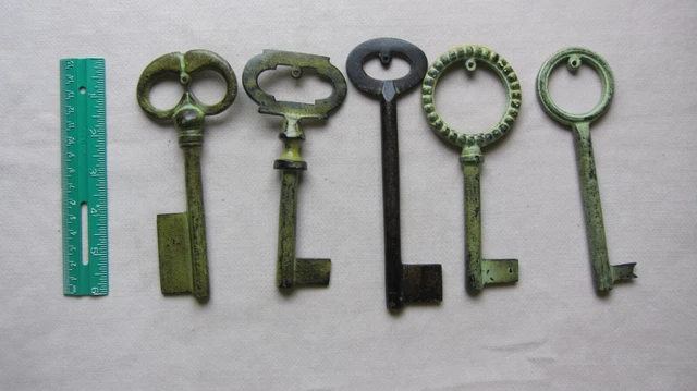 Lot of 5 Large Decorative Metal Keys VGC