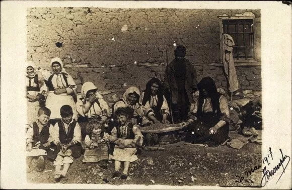 Foto Ak Frauen und Kinder in Trachten, Gruppenbild, I. WK - 3889337