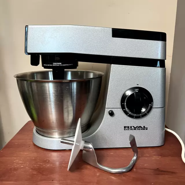 Kenwood Chef KM220 600W Stand Mixer With Bowl and 3 Attachments - Works  Great!