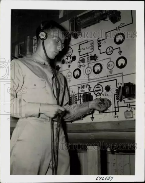 1943 Press Photo PFC Alvin Ruml in training at Scott Field, IL, radio school