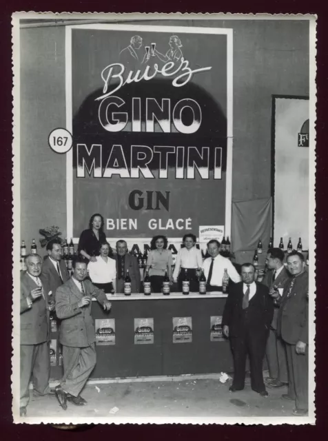 vintage photo ancienne . Publicité Gino Martini Gin . stand