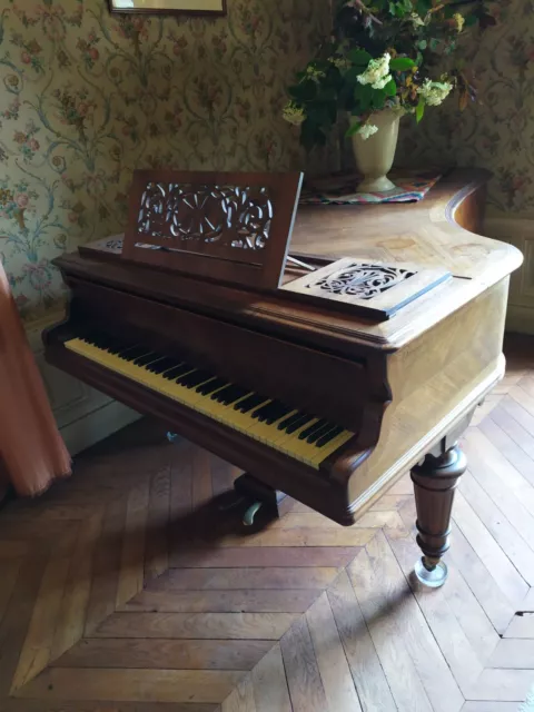 Piano ½ queue Erard