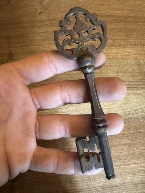 Clé Française En Fer Forgé Du XVIe Siècle
