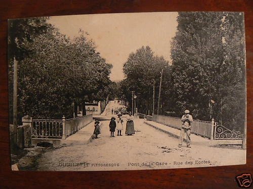 cpa 26 dieulefit bridge de la gare rue des schools animee 2