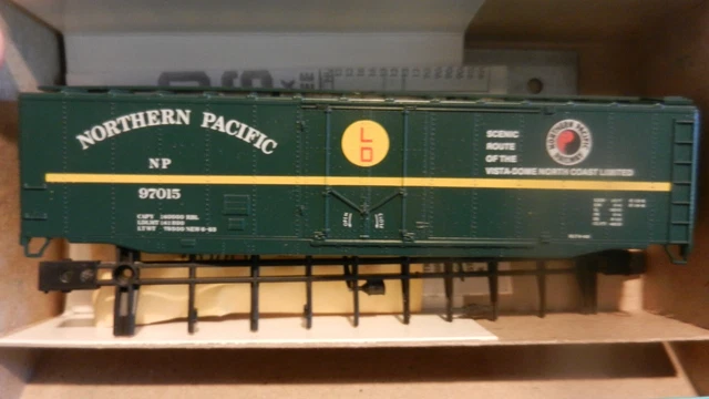 Athearn Rail Runner Ltd Run HO 50' Plug Door Boxcar Kit, Northern Pacific, NIB