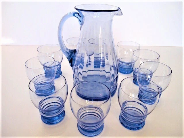 Service carafe et verres bleu indigo années 1920 en bon état. 