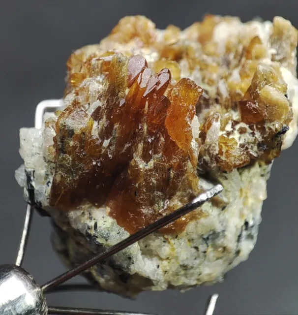 Mineral cristalino marrón monacita compuesto de cerio, lantano y torio- Pk