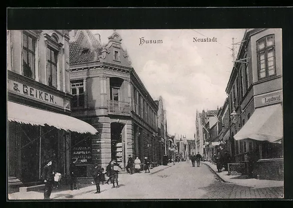 Ansichtskarte Husum, Strasse Neustadt mit Geschäften 1914