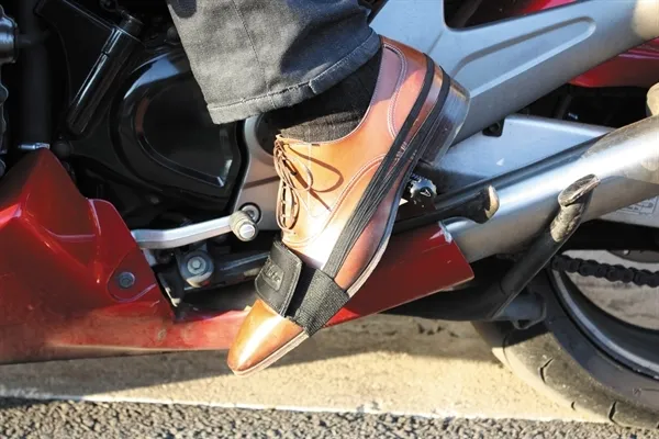 Protège chaussure tube protection sélecteur vitesse moto route caoutchouc  noir