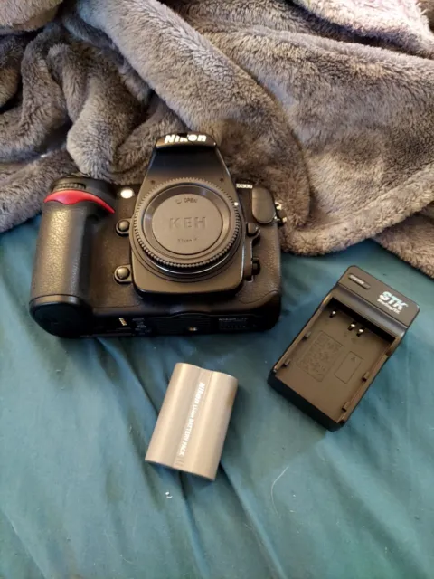 Nikon D300 12.3 MP Digital SLR Camera - Black (Body Only) Fully Functional Ugly