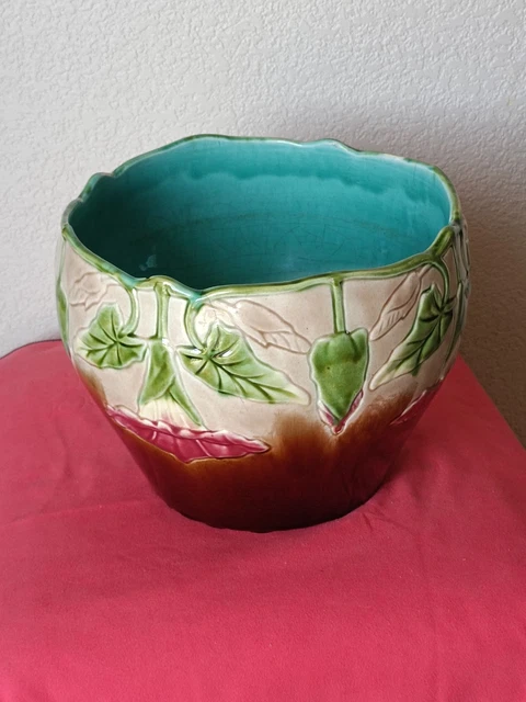 Ancien Pichet Majolique En Barbotine Fleur Papillon Intérieur Rouge