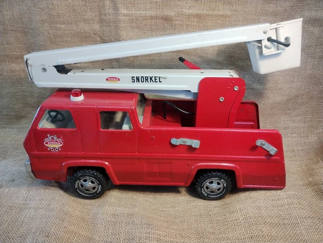 Vintage Tonka Toy Fire Engine Truck With Crane And Working Hose. Vintage Tonka Toy Fire Engine Truck With Crane And Working Hose.