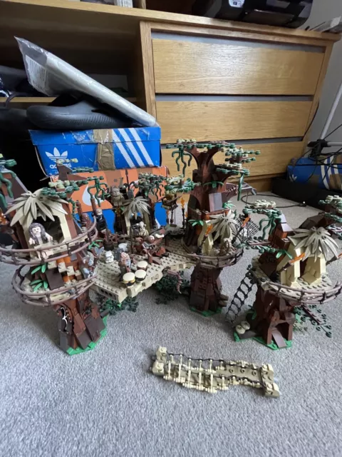 lego star wars: ucs Ewok Village Some Minifigures Missing See Images