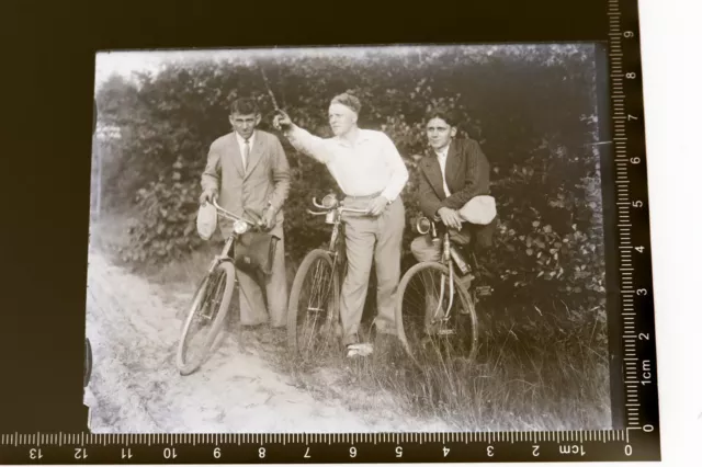 tolles altes Glasnegativ - drei Männer mit Fahrräder Karbidlampen