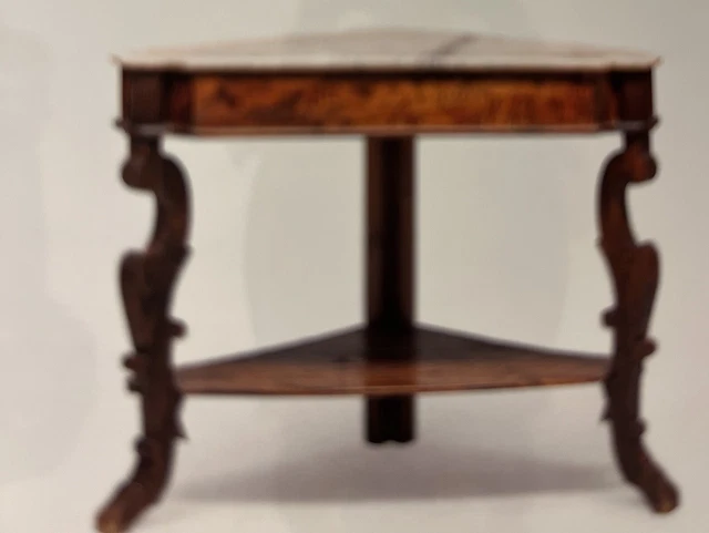 angoliera legno e marmo