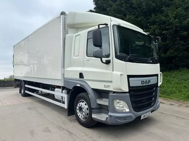 2016 DAF CF 220 Euro 6 sleeper cab 26ft box column tail-lift air con