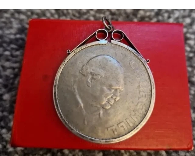 4 commemorative Crown coins, Collection. Queen Elizabeth 11, 1 Churchill 1965