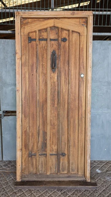 A Gothic Reclaimed Antique Oak Door / Pine Frame / Door Furniture De0961