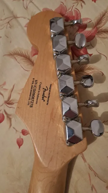 Mini guitare électrique noire Squier by Fender HELLO KITTY Stratocaster vendeur américain 2